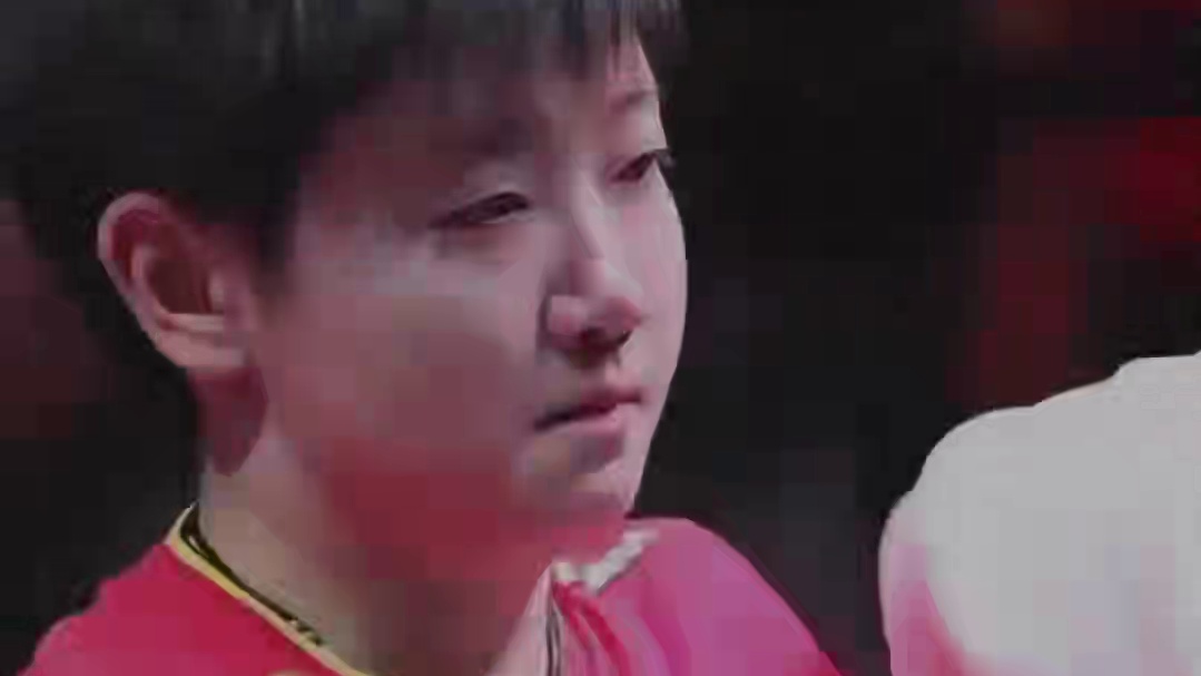 莎宝哭完还不忘把地上的眼泪擦净，哭完还不忘招呼曼昱合照，多好的女孩啊。#孙颖莎