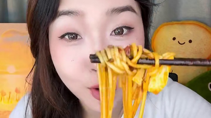 重口味！但是完全不油腻！有云南风味腌酸菜！贼正！#满小饱云南风味小锅米线 #小锅米线 #灵魂宵夜 #