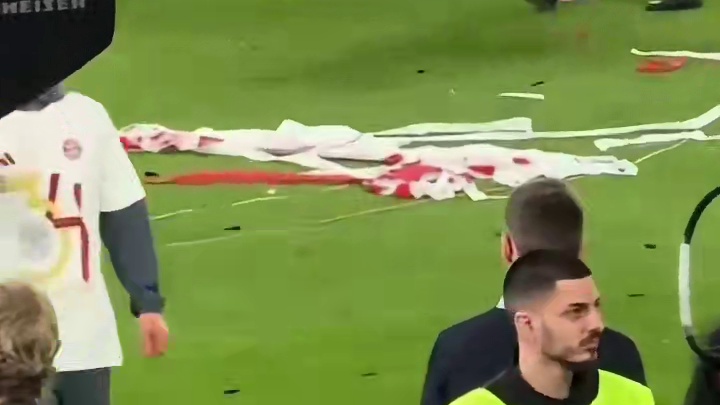 凯恩夺冠庆典上活脱脱一个新兵蛋子