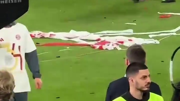 凯恩夺冠庆典上活脱脱一个新兵蛋子