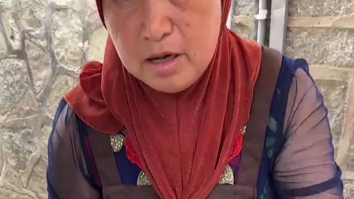 街边偶遇手作烤乳扇！玫瑰花瓣味～