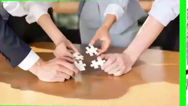 不就逛了个迪士尼，谁知火气这么大……一对情侣和一家三口干起来了