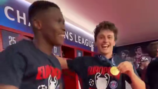 创造队史！大巴黎夺得首座欧冠 赛后球员身穿冠军T恤跳舞庆祝#足球的魅力 #巴黎圣日耳曼#dou来足球