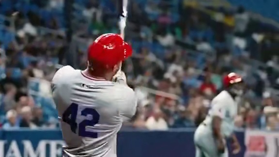 满血回归！“神鳟”迈克-特劳特昨日宣布他已从伤病名单中移除，这位斩获三届MVP的老将有望在今日迎来复