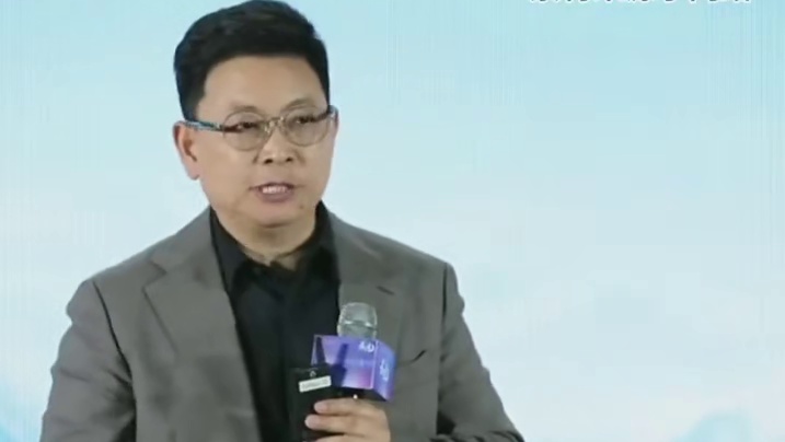 车圈嘴炮大战升级！华为小米互撕，仰望汽车躺枪上热搜 #华为 #余承东 #小米 #雷军 #仰望汽车