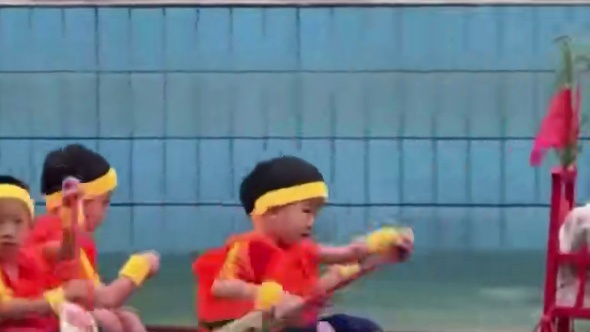 幼儿园组织迷你龙舟赛，网友：小朋友奶凶奶凶的！
