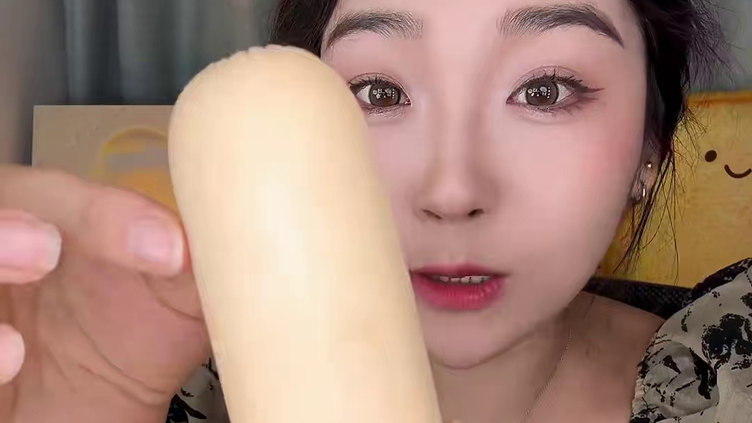 一根也就差不多一个苹果热量！胖嘟嘟的一根！蒜香的味道非常浓！玉米是爆汁甜玉米！嘎嘎好吃！！！！#蒜香