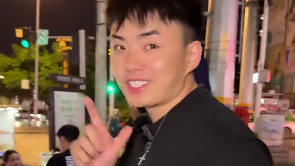 在湖北宝藏城市开启深夜爆辣爽局！鳝丝、鸡杂、碎牛肉暴揍碳水，激活童年味蕾感受12点后的恩施烟火气。#