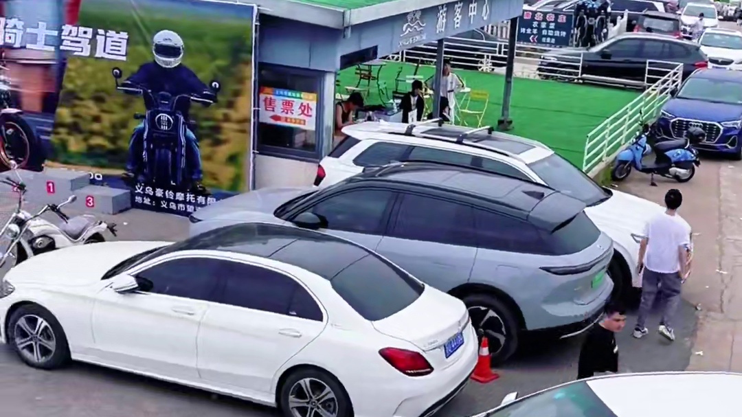 宝贝们今天没有大人，只有超龄儿童！ 童年有假，快乐无价！ 在这里小朋友可以做自己的小英雄过最快乐的儿