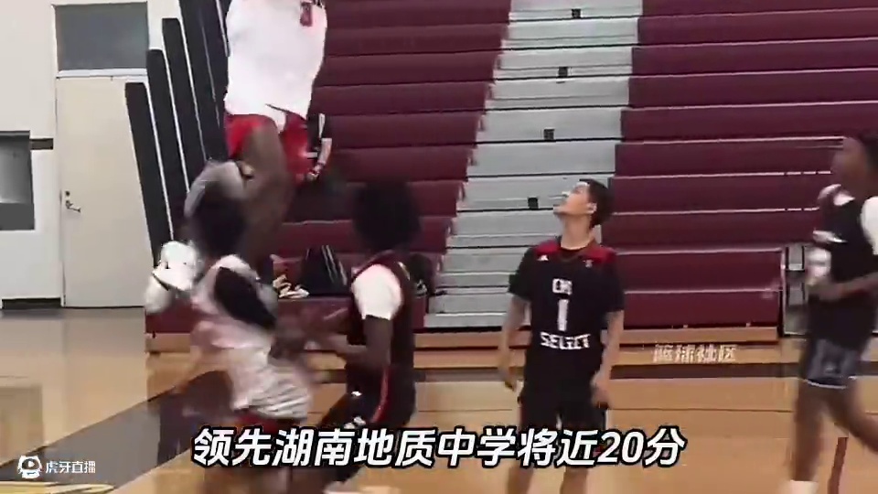 柯冉全场爆砍4分，一记三分加一记罚篮！ 最终带领AAU战队72比71战胜湖南地质中学！#柯冉 #湖南