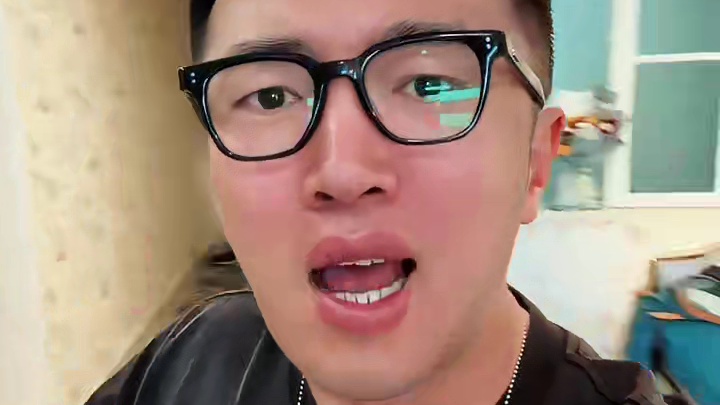 出来玩儿也分床睡啊？ #夫妻日常 #内容过于真实