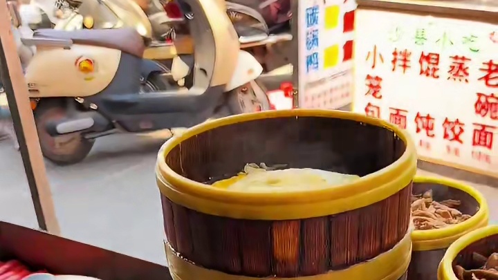 街边偶遇一家月亮馍，五块钱一个带鸡蛋，是谁学生时期的回忆