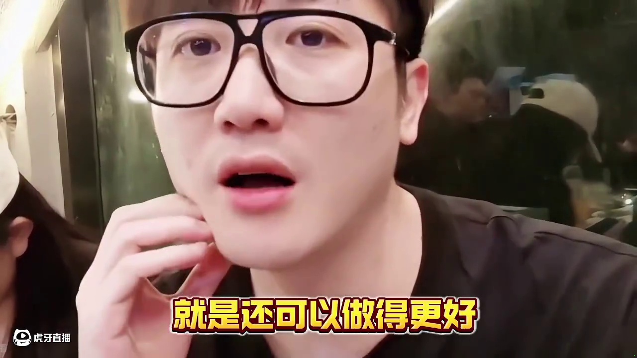 弹幕说白鲨赛训不如别人.老白直言EP教练确是很牛.但是西莫不如别人.自己是不接受，不认可的.表示白鲨