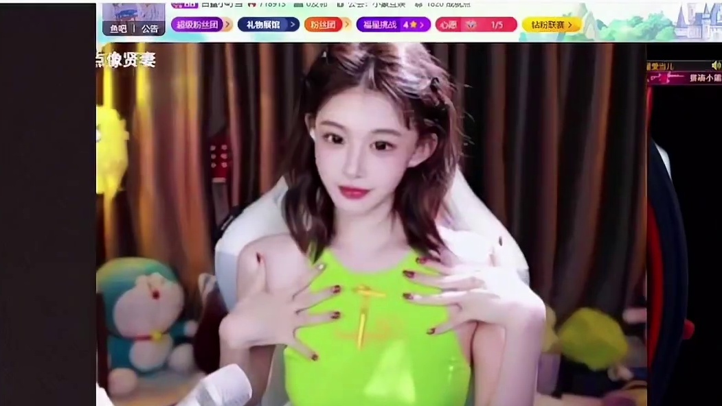 老白说小叮当可有也可以没有.直言只能通过物理外挂.去体现一些没有的地方.当子听到后猛猛在播间解释.给