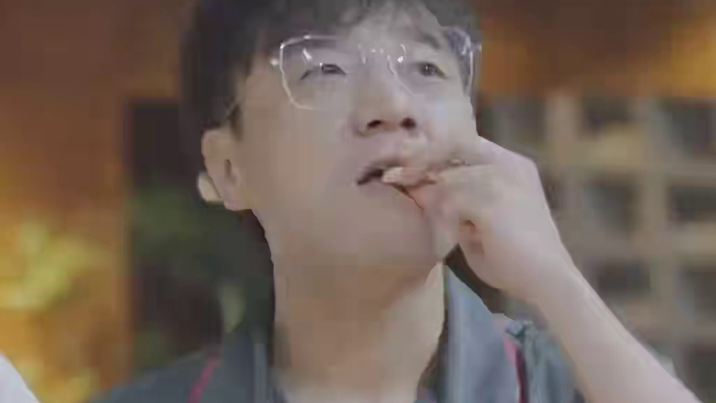 亮哥怪不得这么瘦晚上只吃沙拉，坏消息：吃的是三个鸡肉沙拉