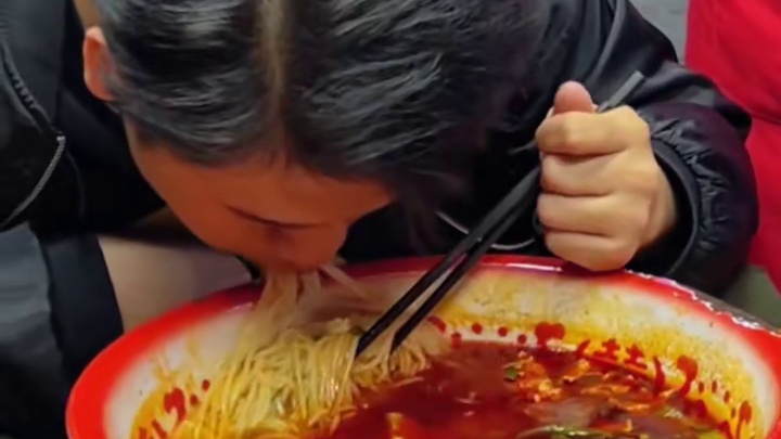 柳州本地帅哥挑战5两螺蛳粉，狂赚阿姨500快~#螺蛳粉