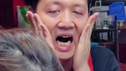 新疆美女挑战3两螺蛳粉，狂赚八戒500快~#螺蛳粉