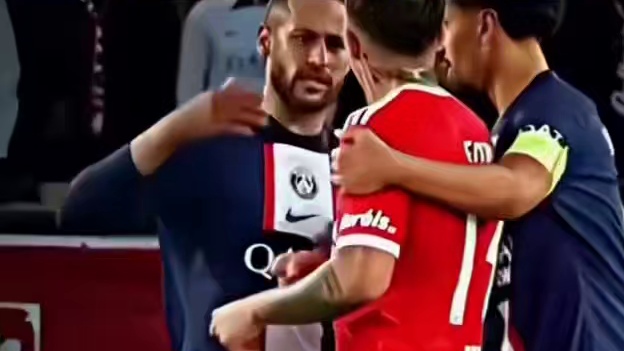 内马尔先无视对手的招呼 后回头主动搭话 情绪反差拉满#足球