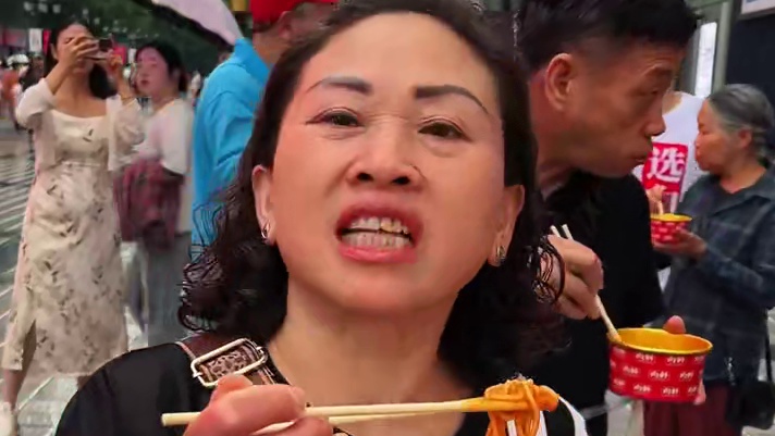 胖妹在解放碑做试吃得到了好多路人，还有上海远道而来的粉丝的认可，专程奔着小面调料而来还好没让大家失望