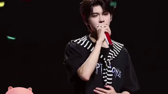 浪漫又真诚~何秋亊你！活该有这么多人爱！#何秋亊成都演唱会 #双向奔赴 #何秋亊 #浪漫疯子