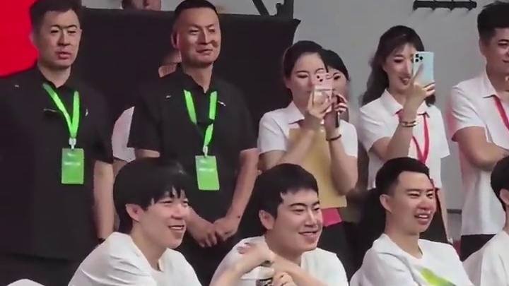 王楚钦和大胖聊开心了，和球迷互动还不忘秀身法啊！