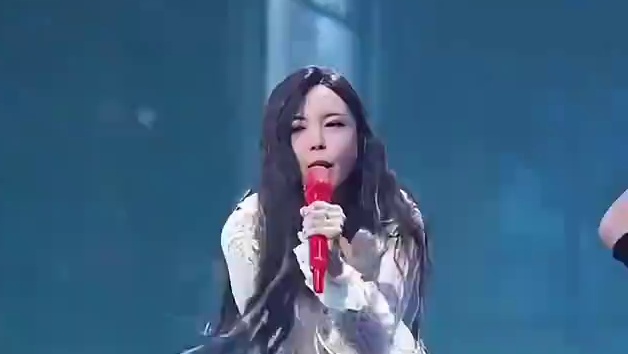 出道十年，于文文带着她的《拾光》巡回演唱会来到杭州。五大章节，回溯音乐旅程，6月14日杭州奥体中心体