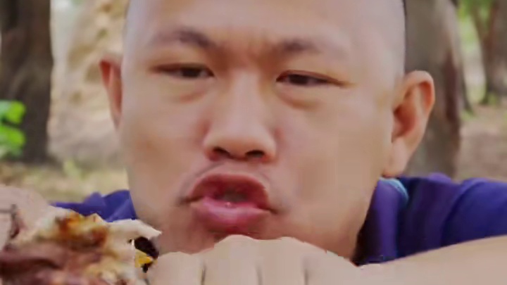 泰式甜辣酱️脆皮烤乳猪 #美食 #泰国美食 #户外美食 #内容启发搜索