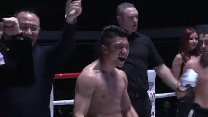 为国争光朱旭在伦敦客场获得胜利，打法灵活直接激怒对手将节奏打乱！#峨眉传奇 #搏击 #格斗 #体育