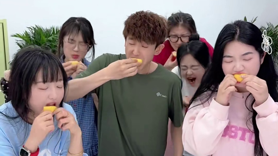 挑战吃不同的酸东西哈哈 #办公室搞笑 #真会玩系列 #挑战