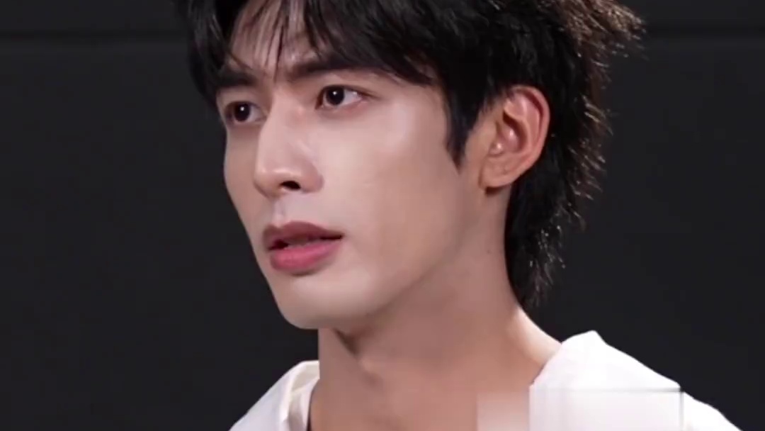 #宋威龙现在拍戏还是会紧张 #宋威龙 曾经在采访中透露自己会因为过度紧张而影响拍摄，他说现在拍戏偶尔