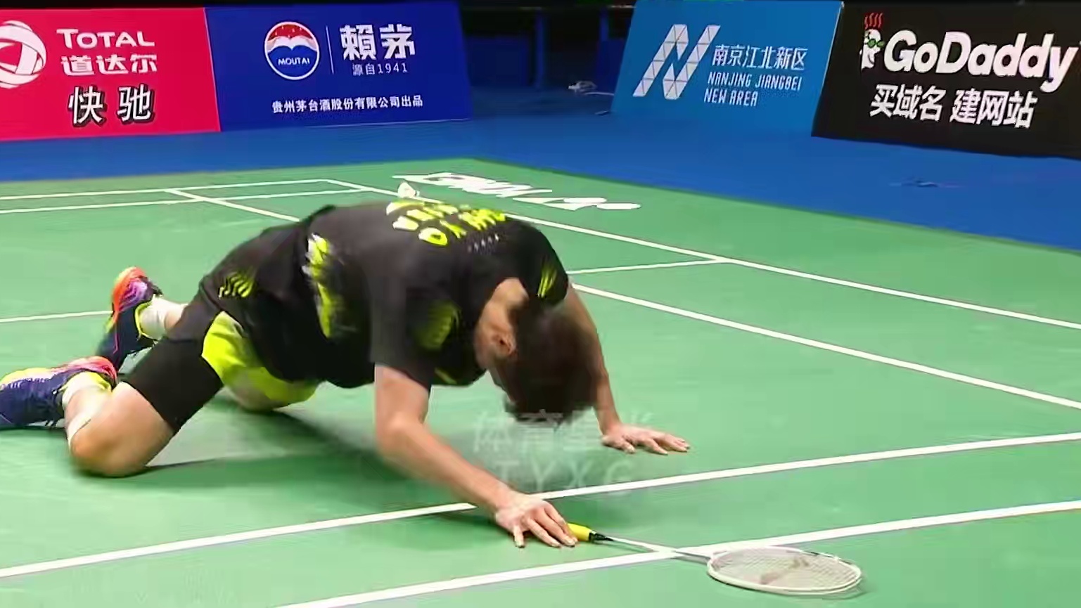 一剪到底｜2018年世锦赛石宇奇vs周天成，反向鱼跃神之一手 石头：基操勿6️⃣#羽毛球 #体育精神