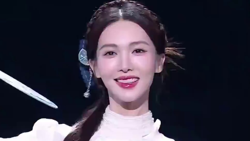 金晨在搞笑女和女神之间来回横跳