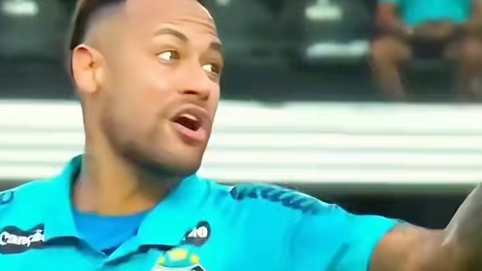 离谱手球破门！内马尔用手拍球入网染红