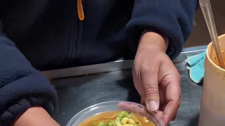 街边偶遇一家鸡汁豆腐脑，六块钱一份，你们喝过这种豆腐吗？