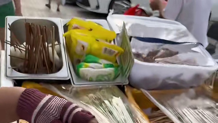 东北路边摊刷串鸡骨棒是谁的童年回忆？