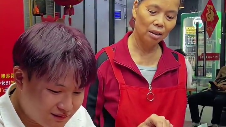 百万网红龙卷风一口一两，觉得不够竟然还要加2哥猪脚~#螺蛳粉