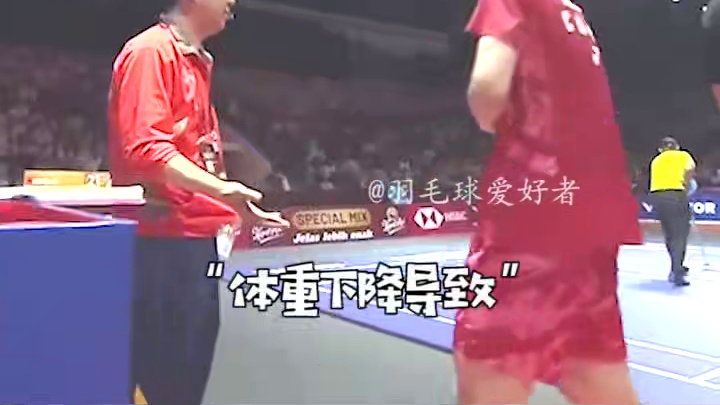 石宇奇战胜拉克什亚晋级16强，没有什么比健康更重要的了。 #羽毛球