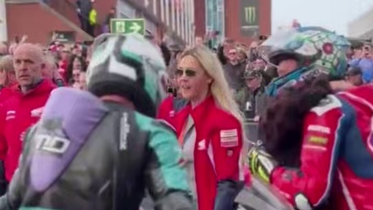 2025曼岛tt冠军已终究落幕，恭喜3号选手迪恩.哈里森拿下冠军或许这一刻的荣誉他已经等了很久了！#