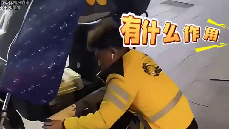 为什么外卖小哥的电瓶车上都有一根管子？#外卖小哥