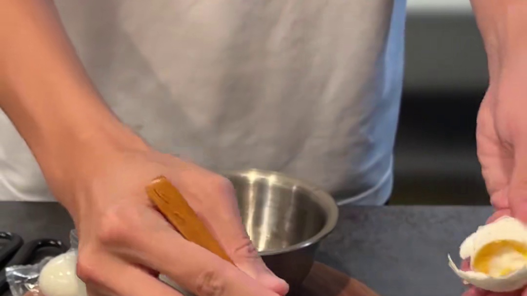 孩子睡了，媳妇饿了，今天做一个咸蛋黄小龙虾。 #孩睡媳饿 #海外生活 #日本 #京都