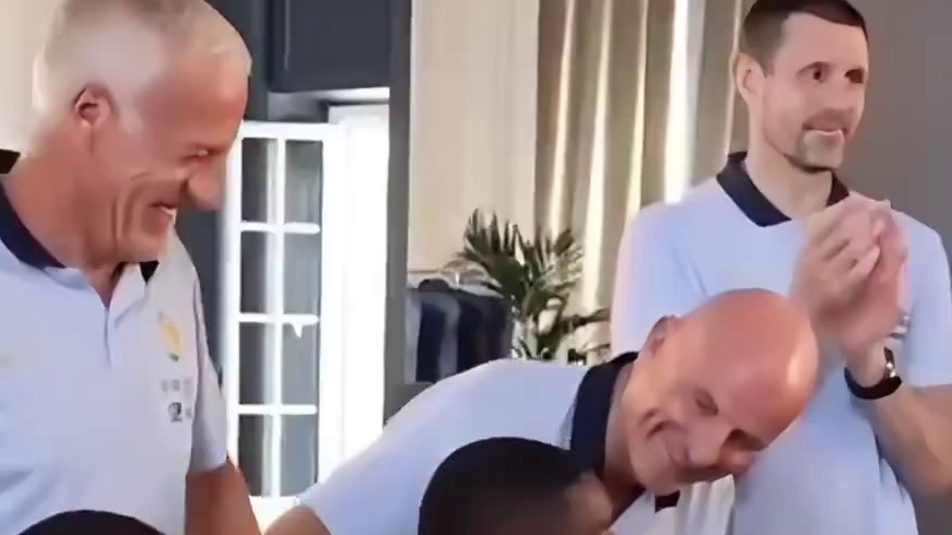 笑喷了，法国队致敬欧冠冠军 图拉姆脸色铁青引姆巴佩爆笑