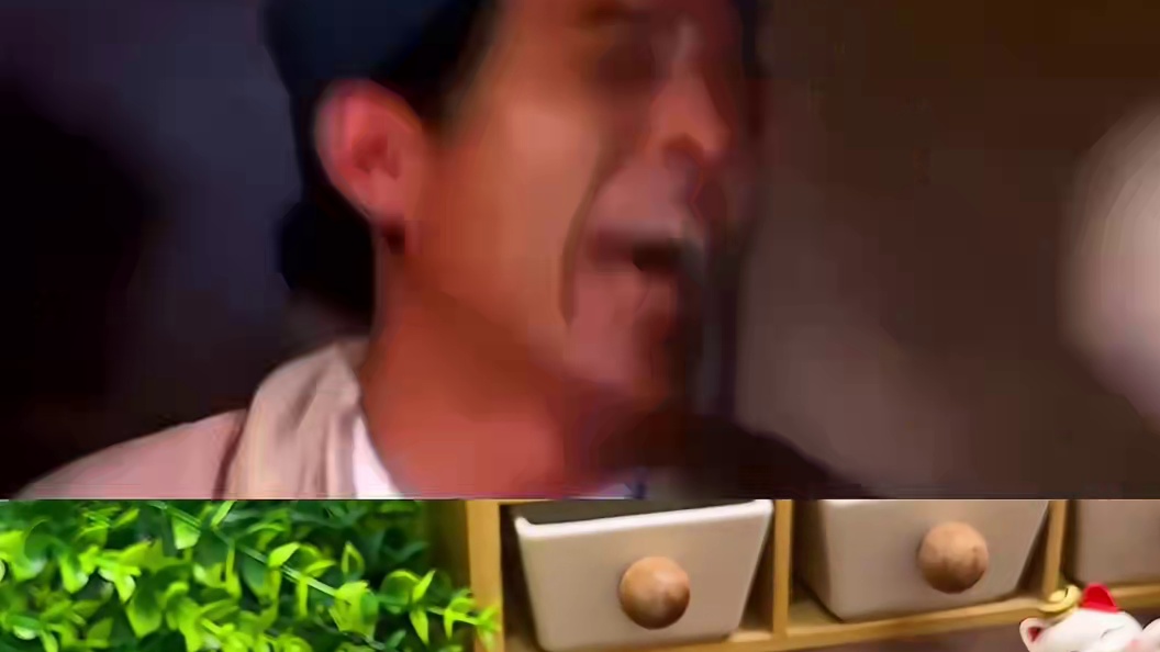 猴哥吃牛肉面学老头放辣椒，被辣的抓脸挠腮！