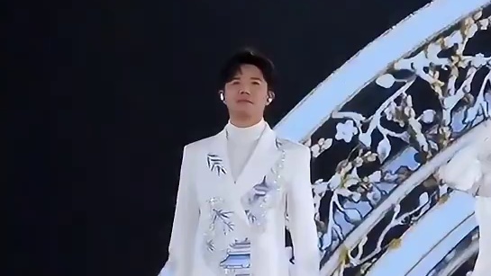 凤凰传奇2025鸟巢演唱会压轴上演万人大合唱《周公难解红楼梦 》不愧是我们最爱的国民组合#凤凰传奇鸟