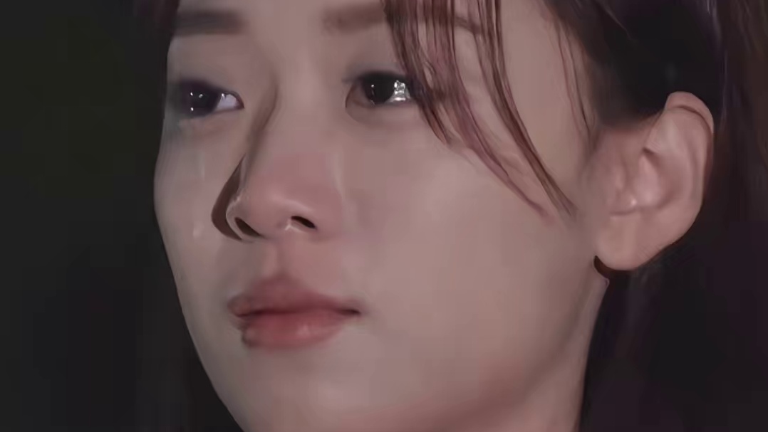 大家都穿了外套，只有芦可穿着短袖冻了一整天