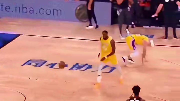 老詹不传球给隆指导气的直拍球