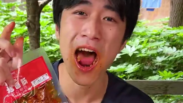 纯辣不带一点甜味，吃起来外酥里嫩的越吃越辣越嚼越香#辣条 #零食推荐 #好吃到停不下来 #追剧小零食