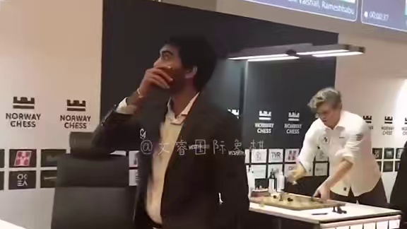 卡尔森怒砸棋桌（原声大碟） 当世界冠军输给世界冠军后…
#国际象棋 #卡尔森 #全程高能