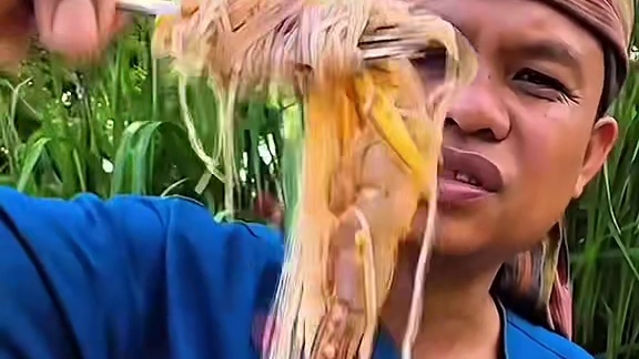 蔬菜拼盘酸辣大虾拌米粉 #美食 #泰国美食 #户外美食 #内容启发搜索