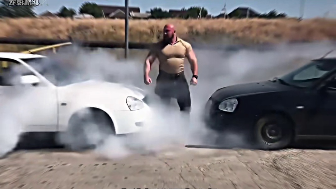 #龙影格斗 #身体开发大师 #俄罗斯绿巨人 他被称为俄罗斯版绿巨人，双手可抬起一吨重的汽车，身体能扛