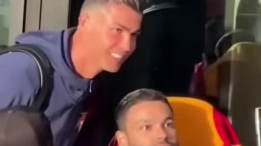 太有爱，C罗主动为坐轮椅的球迷签名合影